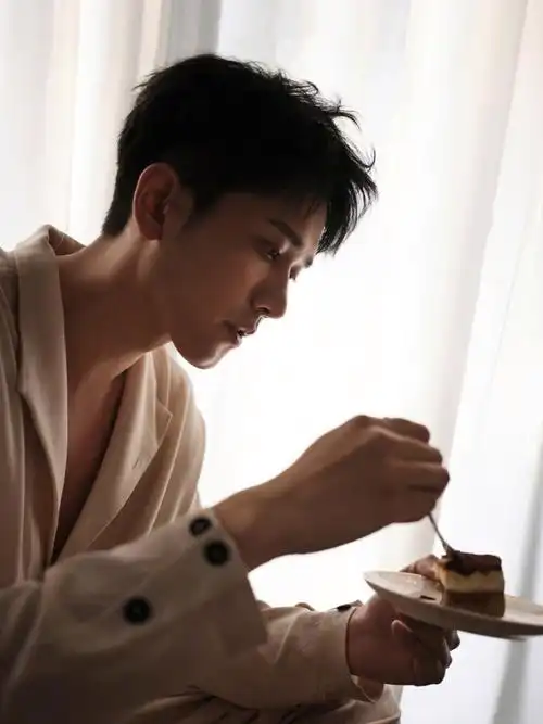 彭冠英无水印杂志新封