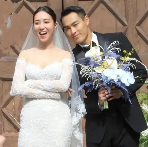 杨祐宁和妻子melinda在2019年5月官宣结婚,但是因为疫情迟迟没有举办