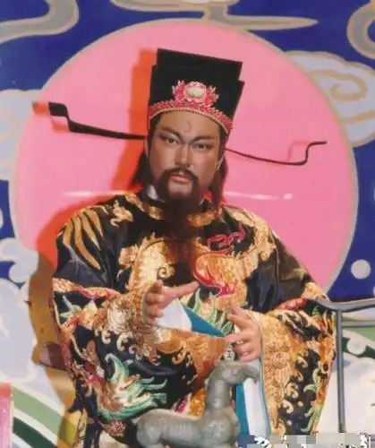 原创69岁"包青天"金超群罕见露面,消瘦不少拄着拐杖步履蹒跚