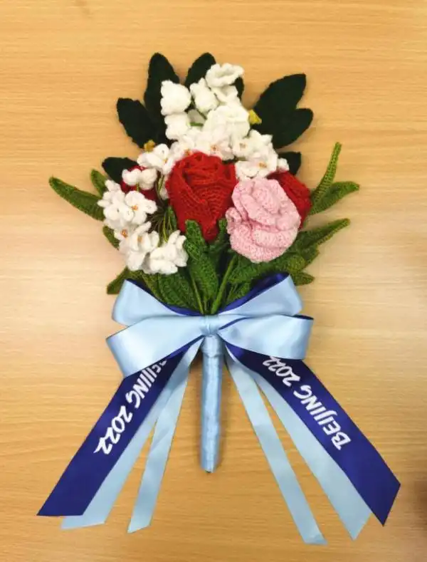 上海奶奶打的绒线花束将登冬奥领奖台 网友想学习?其实不简单