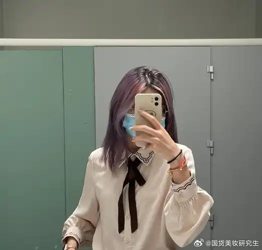 对镜自拍#新发色得到了同学们的一致好评(不论男生女生中国人外国 ))