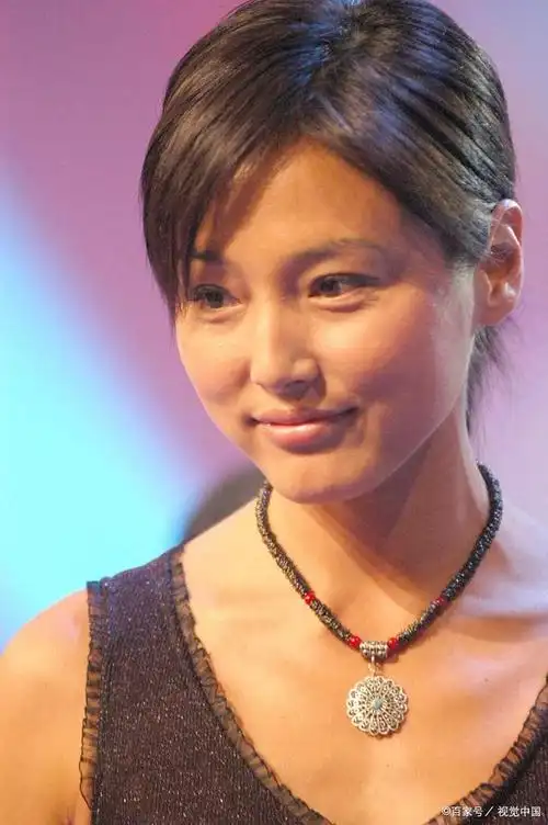 演员张延嫁大5岁香港丈夫婚后生一女如今女儿比她还漂亮