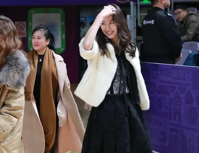 孙悦近况极差,10投1中仅得4分,爱妻陈露近照则光彩照人