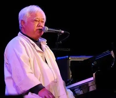 万沙浪是他的引路人,他是台湾首位开个唱的歌手,音乐哲人胡德夫