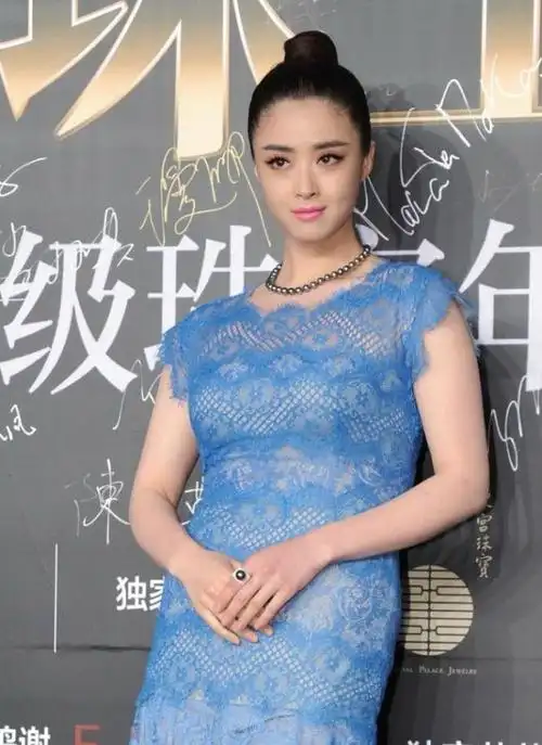 36岁蒋欣心有多大?看到性感蕾丝裙下的她,网友:腰都让你胖没了