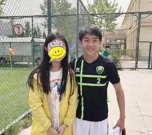 前国脚李明妻儿新照曝光,16岁儿子愿进大连队,妻子随和有气质