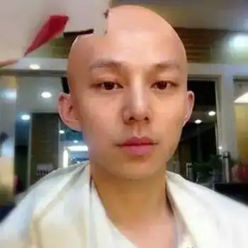 如果光头才是检验颜值的标准,那李晨一定是一本正经来搞笑的