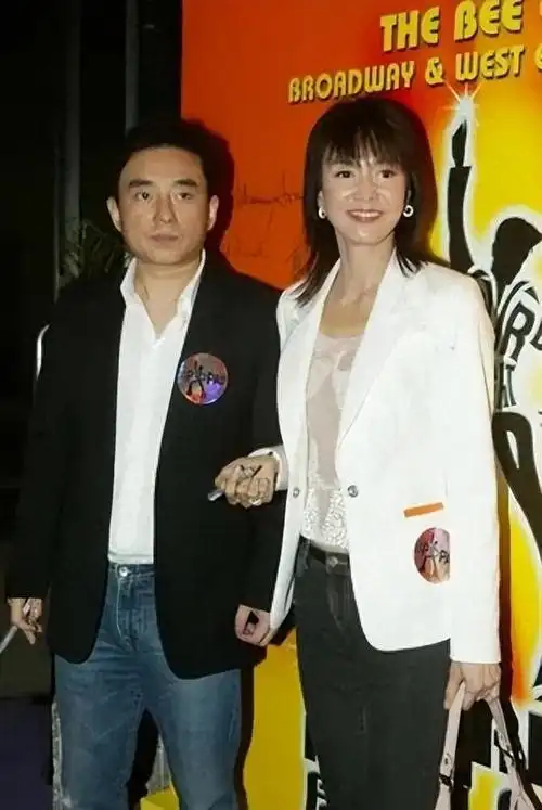 香港著名歌手吕方接连遭遇了风波,也是一波接着一波的,这不吕方的老婆