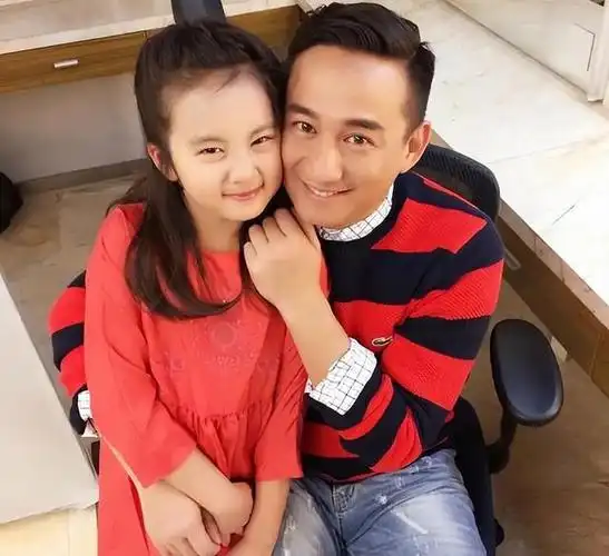 吴彦祖女儿写错标点反被好评,对比去年黄多多读错字,网友好偏心