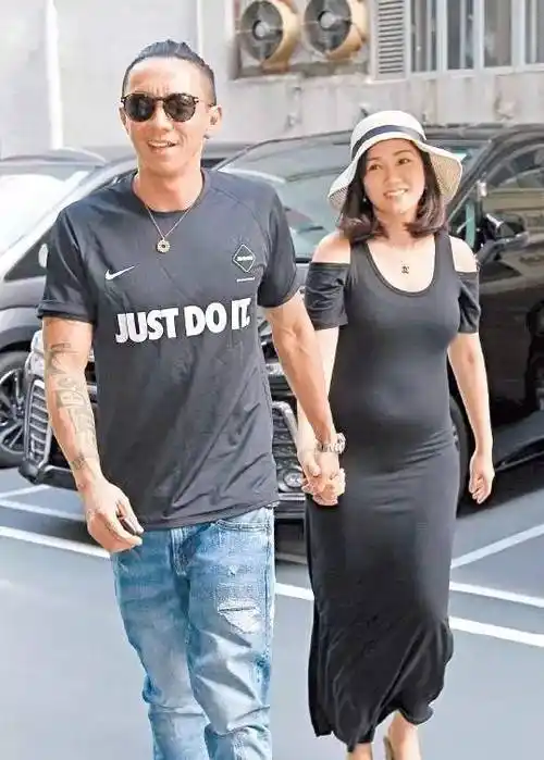 老公张继聪也化身"紧张大师",老婆出入都要在旁"护驾"!