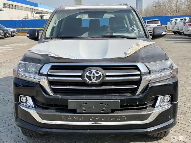 20中东版丰田酷路泽5700vxs,升级了前脸,一改以前的全镀铬中网,采用了