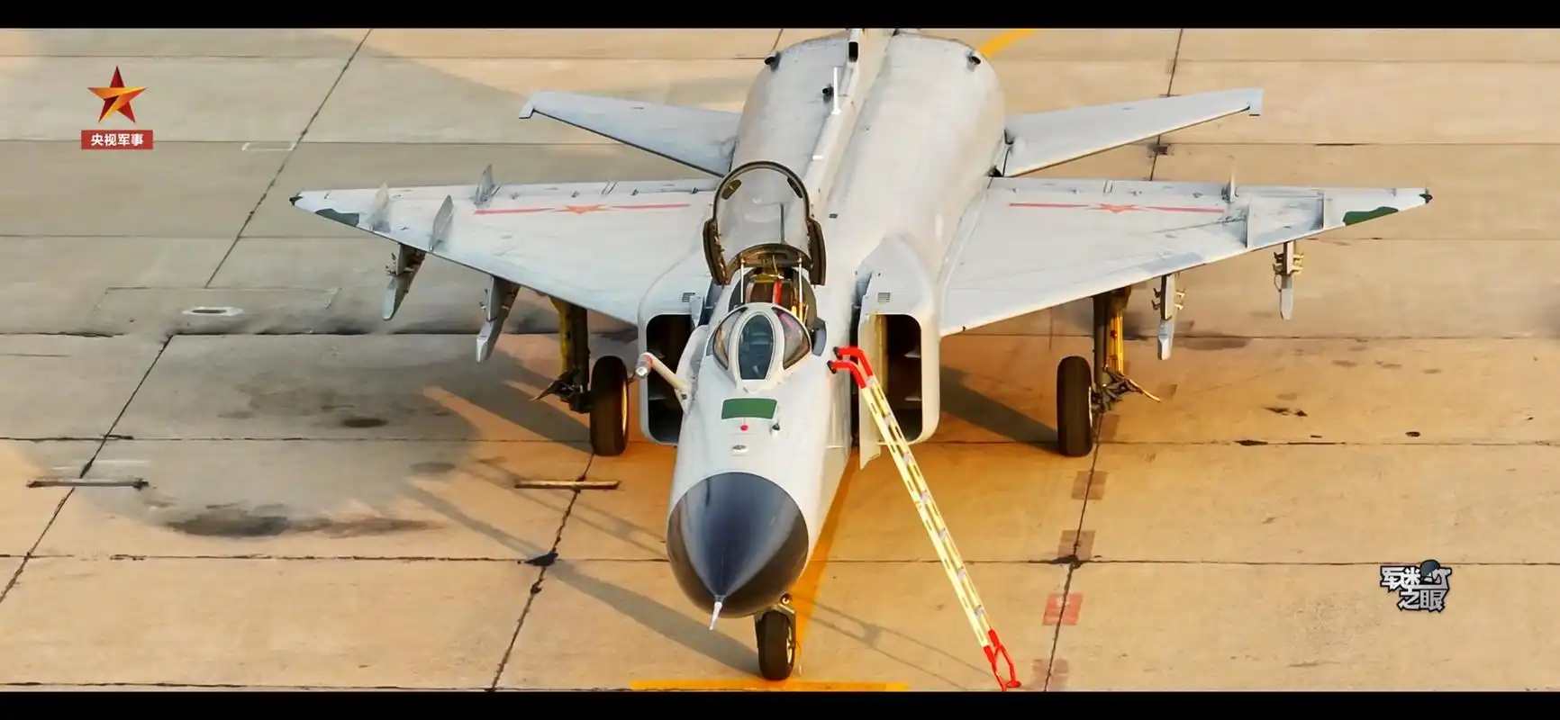 以前真没有注意,我国空军某部装备的歼-8f战斗机有一些角度的照片真霸