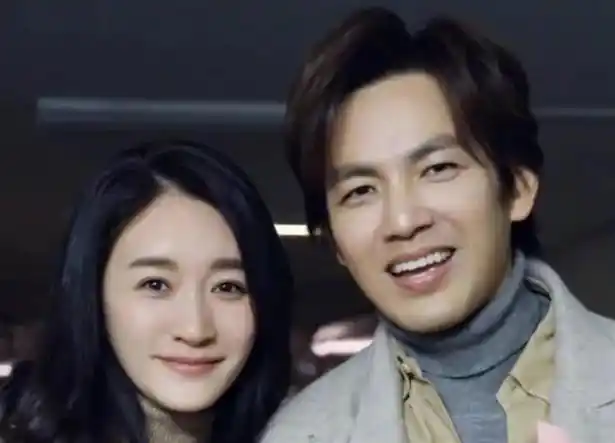 最火热的时刻,钟汉良与"小魔女"范晓萱看在眼里,不顾公司阻挠展开暗恋