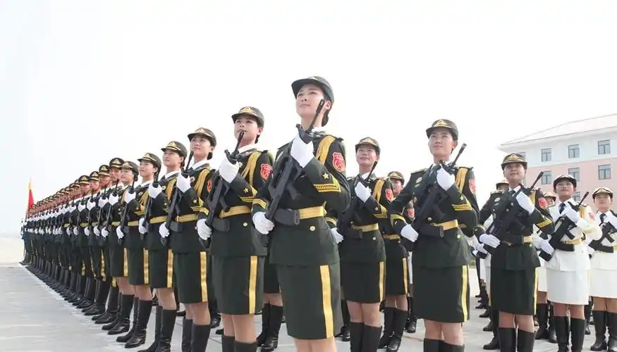 阅兵仪仗队女兵持枪训练 胖女兵瘦成瓜子脸