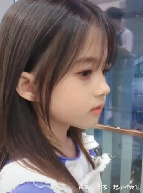神仙颜值女童侧颜引人注目但看到她的眼神后网友感慨万分