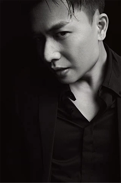 欢子2022最新写真眼神坚毅黑白风尽显硬汉之气