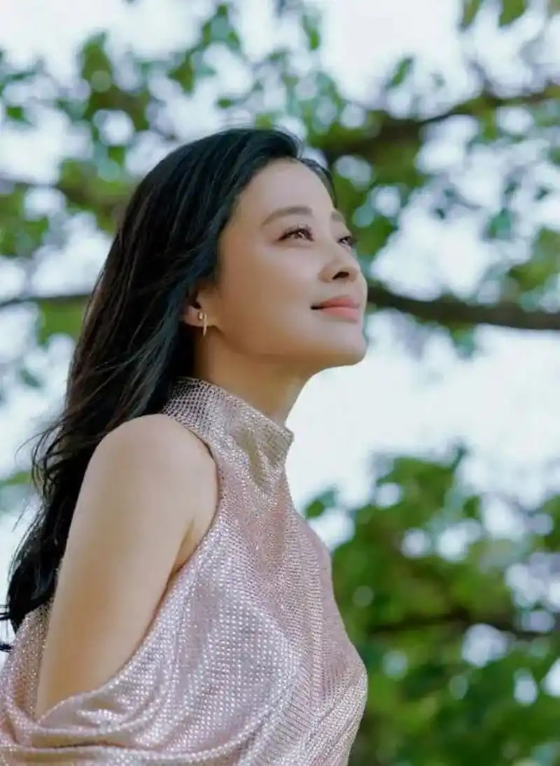 梅婷骑车送女儿上学接地气,快快背超大书包用力蹬车,晒成小麦色!