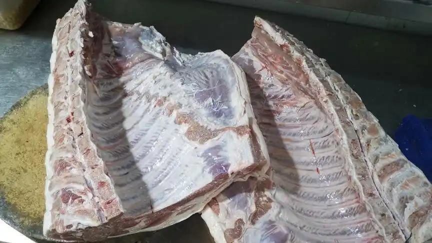 两大块50斤的肉,还带仔排,看师傅们是怎样分割的!