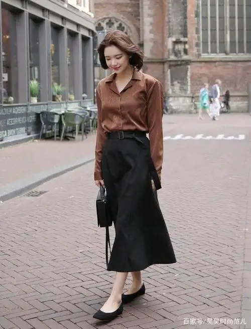 40岁女人的夏日穿搭,还是衬衫 半裙穿更得体,成熟优雅又显气质