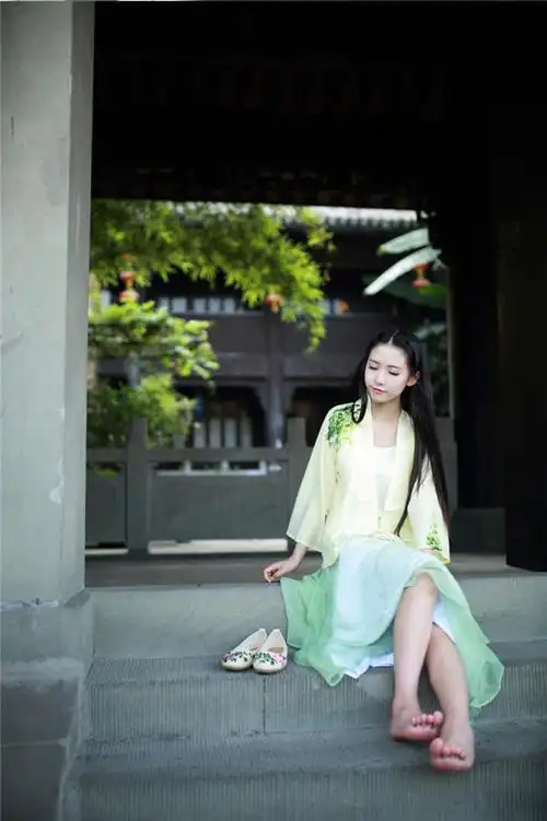 半藏森林穿着黄色对襟长袖雪纺上衣光脚坐在高门槛的台阶上
