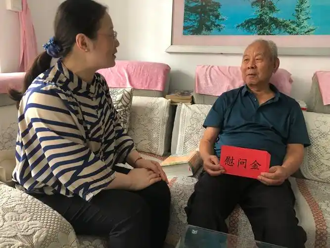 浓浓关怀显真情集团工会中秋节走访慰问退休老干部