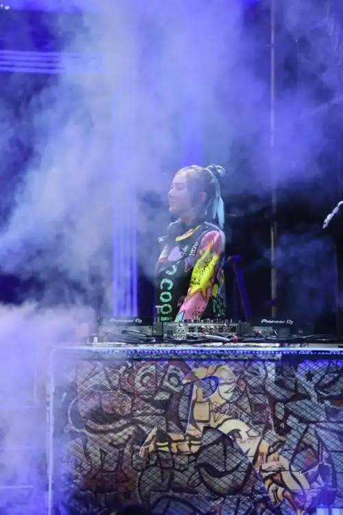 中国第一女djkaka再次亮相奔跑吧魅力不停燃爆全场