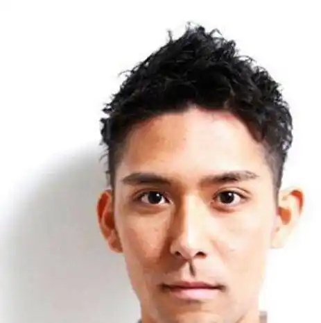 把男生自然卷发设计成了一个头顶上面的头发稍长一些的短发,这样显得