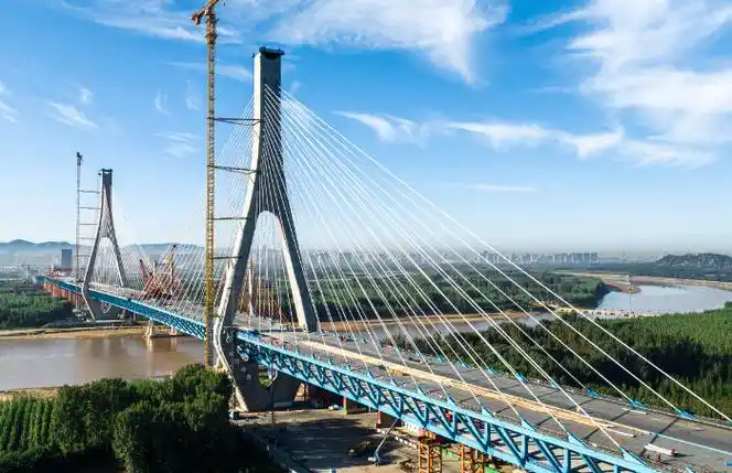 9月28日,济南黄河大桥新桥主桥合龙,钢桁梁在黄河中线"牵手",自此