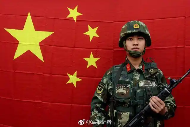 手握钢枪与国旗合影,太帅了我的兵哥哥!