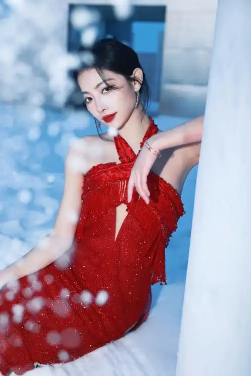 许佳琪超话02@许佳琪kiki#2024说爱你#雪花与红裙共舞白色情人节