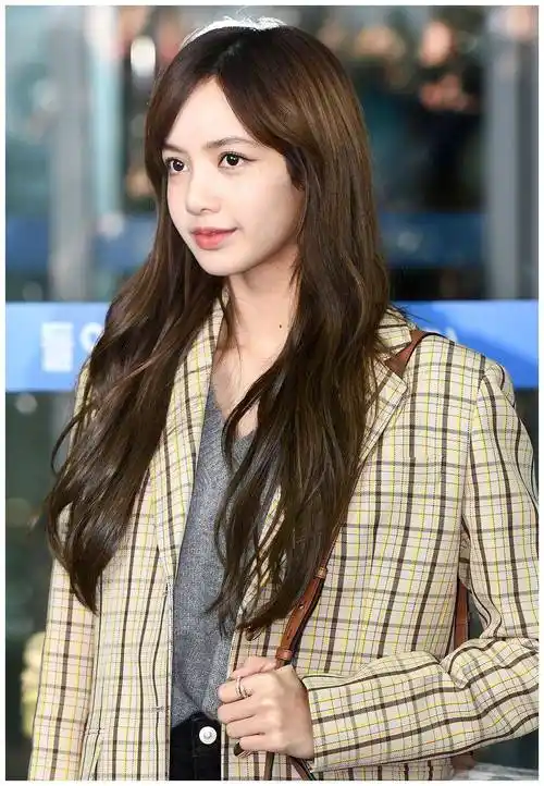 原创人间芭比lisa再换新发型穿米黄色西装配微刺裤气质空灵