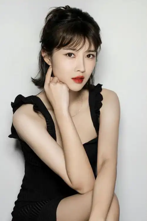 回顾奚望在继父刘之冰支持下离婚带着女儿的她现在怎样了