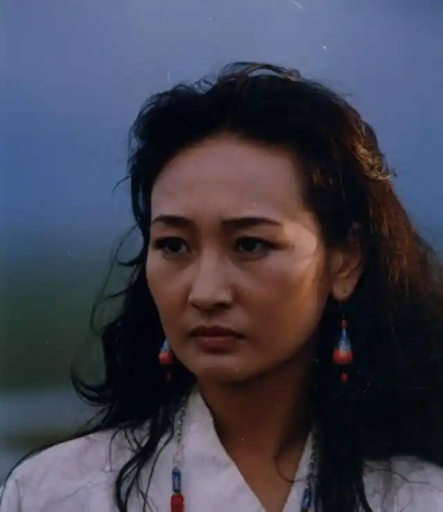 走红后嫁给腾格尔歌手 八年婚姻以离婚告终 她回来后