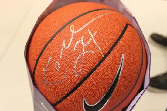 图文科比沈阳媒体见面会科比亲笔签名篮球