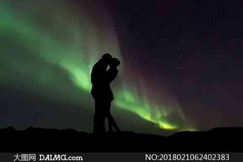 大图首页 高清图片 情侣人物 > 素材信息        长椅与拥抱吻在一起