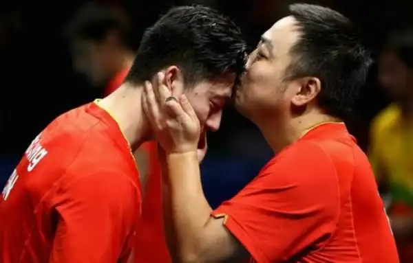 乒乓男团夺冠!刘国梁吻马龙张继科 网友:放着我来