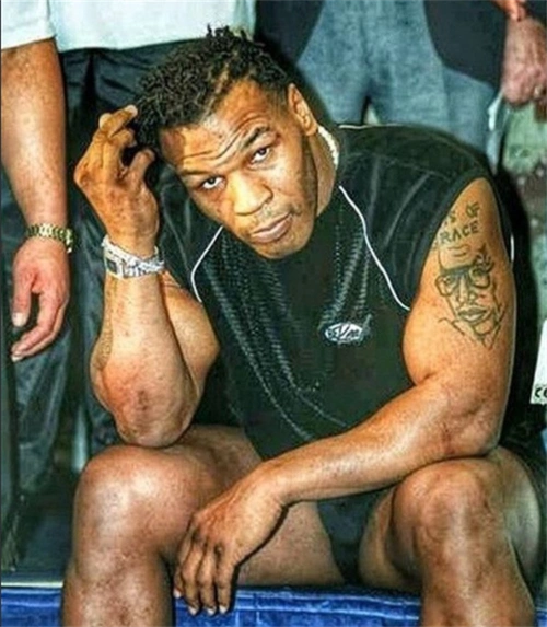 1992年拳王泰森入狱:与中年女狱警交往,趁天黑约会