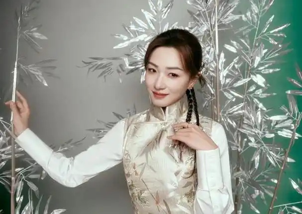 万茜的新中式居然既婉约又英气