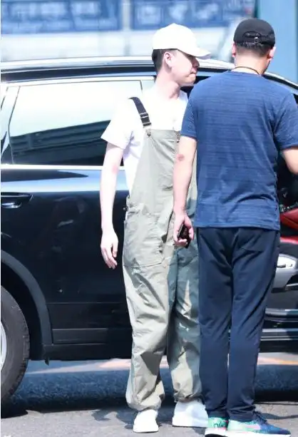 大连云起雷鸣专场张云雷穿背带裤露甜笑杨九郎纯色t放飞自我