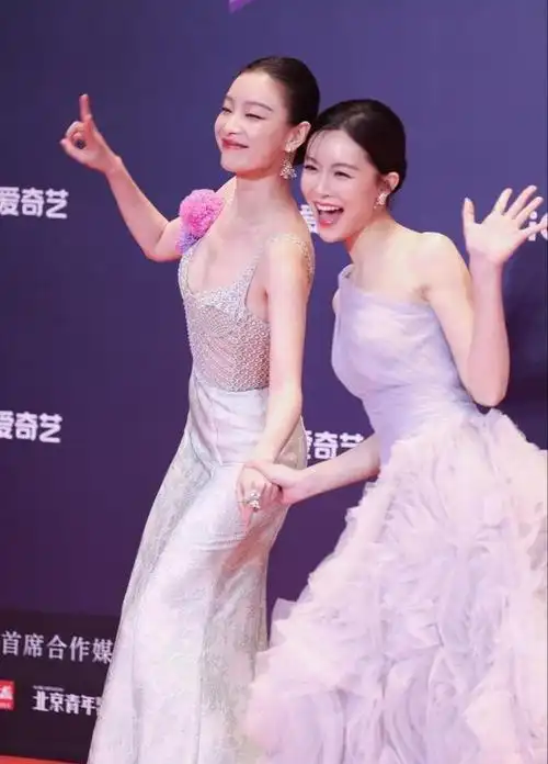 险摔跤,装不熟,观众起哄,绯闻男女忙避嫌|杨幂|倪妮|颖儿|白敬亭_网易