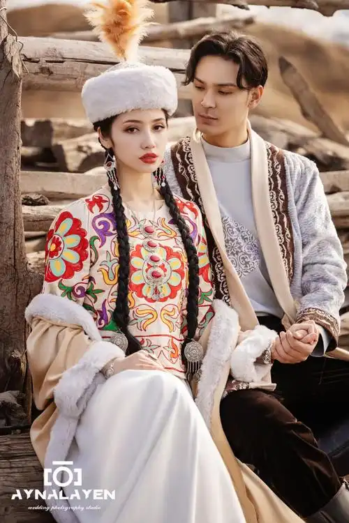 哈萨克族民族风格现代化民族风格时尚款民族款融合新疆情侣美女帅哥