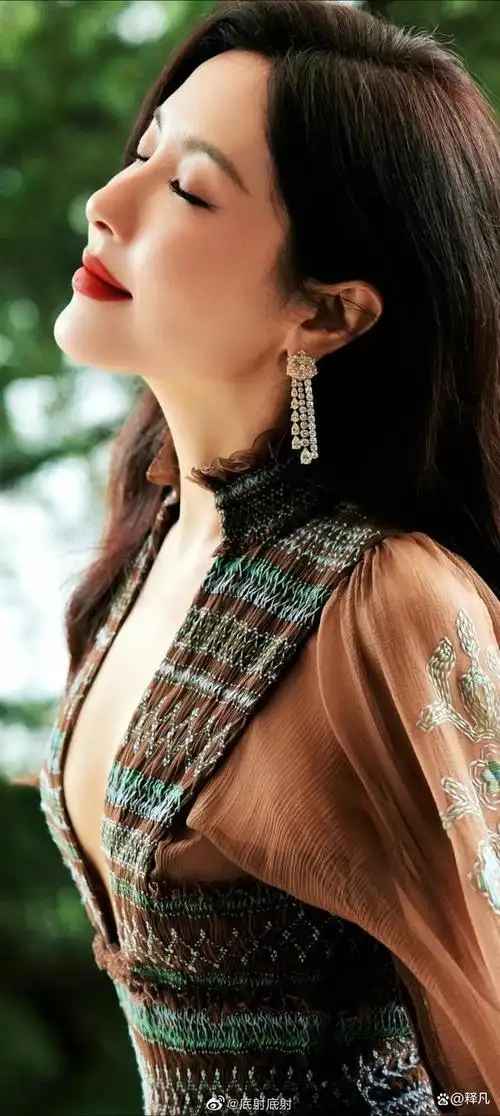 曾黎身穿棕裙大秀事业线!国色天香魔鬼身材性感撩人