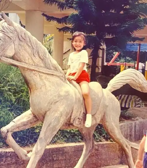 这不,新年刚过,回娘家的陈若仪就穿出了珍藏多年的老照片,退却现在