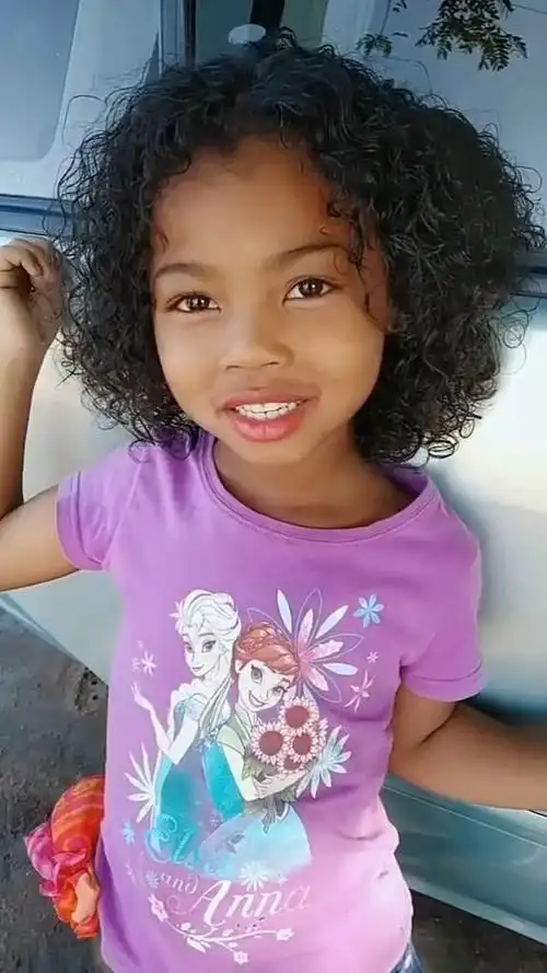 中非混血小美女,是个爱臭美的小姑娘!