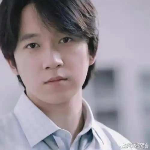 令人没有想到的是,照片上的潘粤明,明显变化大到认不出,不仅啤酒肚没