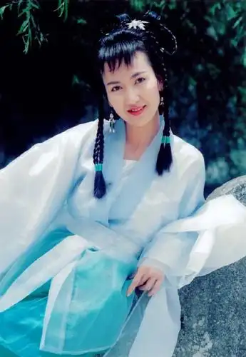 反而多了一丝清纯,因此她被观众评为:最美青蛇陈美琪和赵雅芝,叶童三