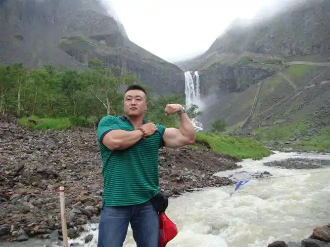 熊煜铭 - 只是因为在人群中多看了你一眼,从此没能