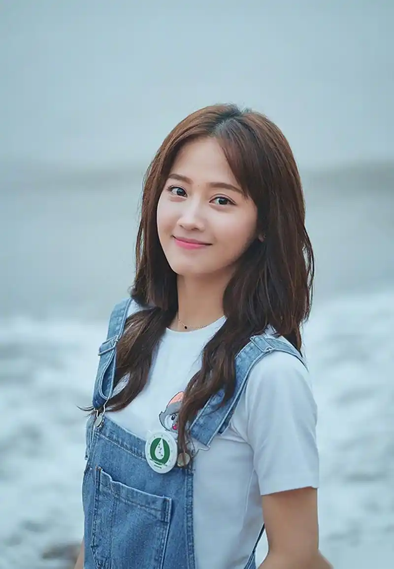 在《我的莫格利男孩》中,郑湫泓饰演的可爱吃货储时,简直把各种发型