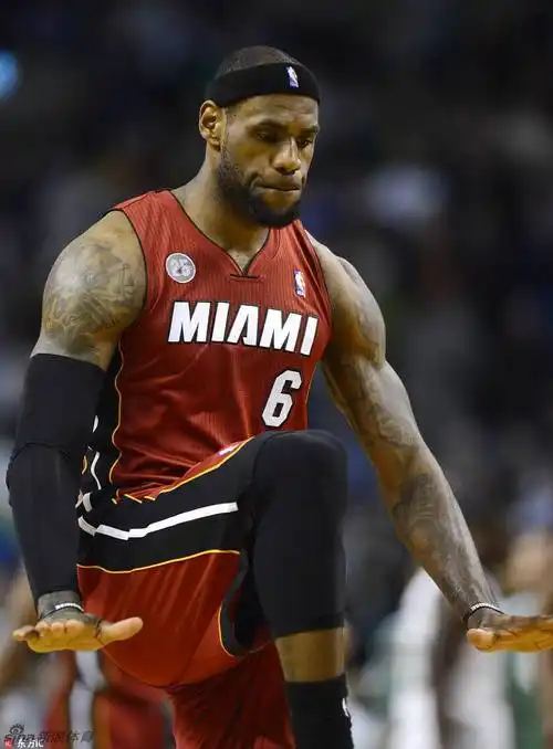 詹姆斯庆祝动作的演变,博尔特模仿最霸气的那个,可惜现在不用了