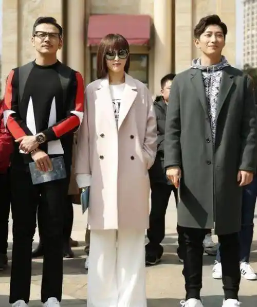 原创184杨烁与182窦骁同框后,身高差成亮点,网友:到底谁谎报了身高